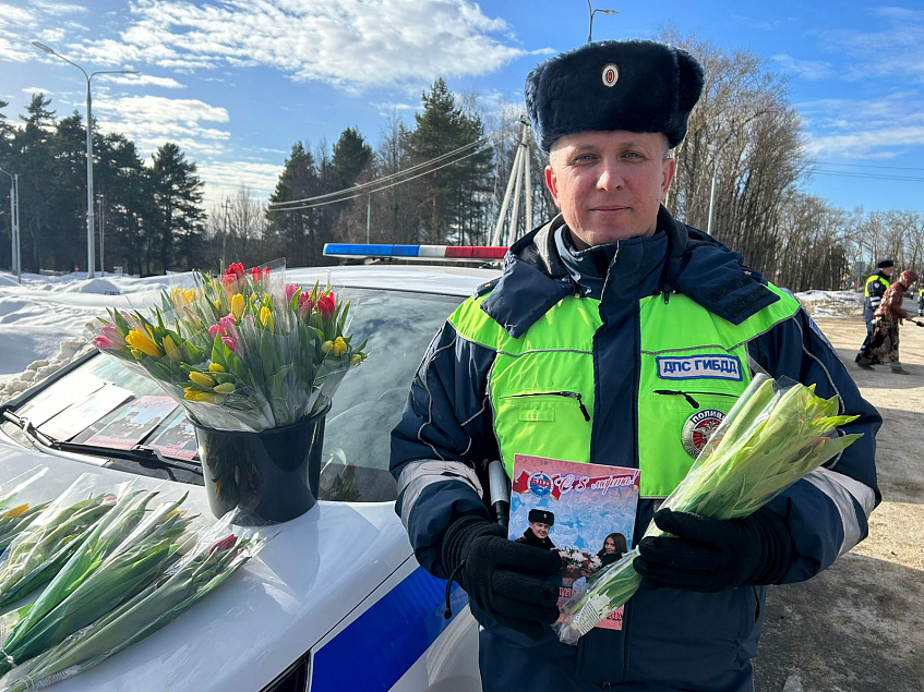 В Истре полицейские и общественники присоединились к акции «Цветы для автоледи»